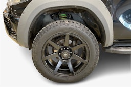 musta Toyota Hilux 2016 kuva 11.