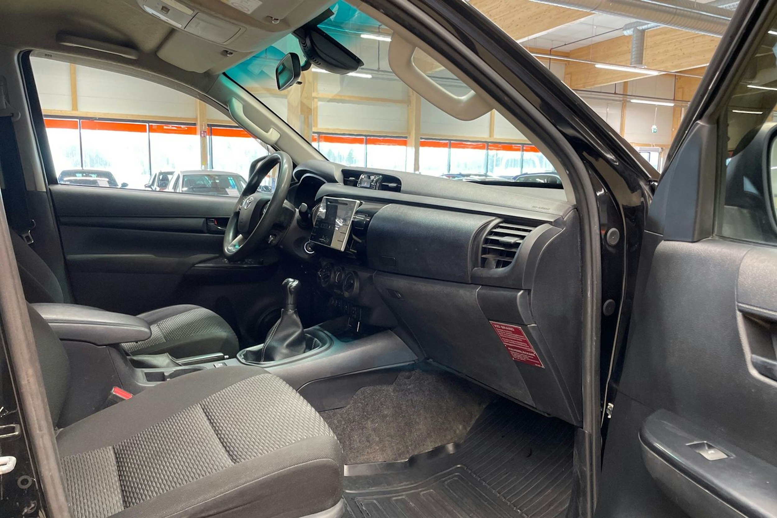 musta Toyota Hilux 2016 kuva 13.