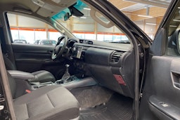 musta Toyota Hilux 2016 kuva 13.