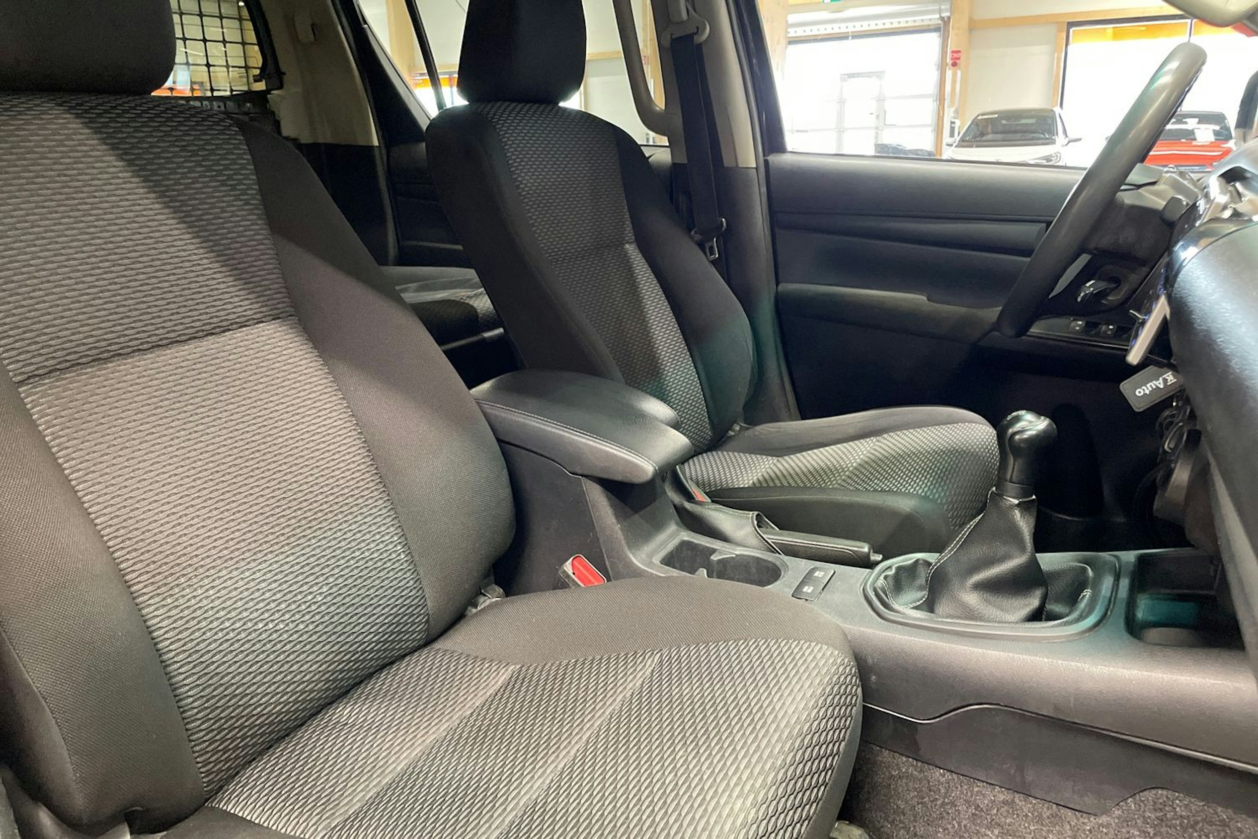 musta Toyota Hilux 2016 kuva 14.