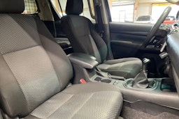 musta Toyota Hilux 2016 kuva 14.