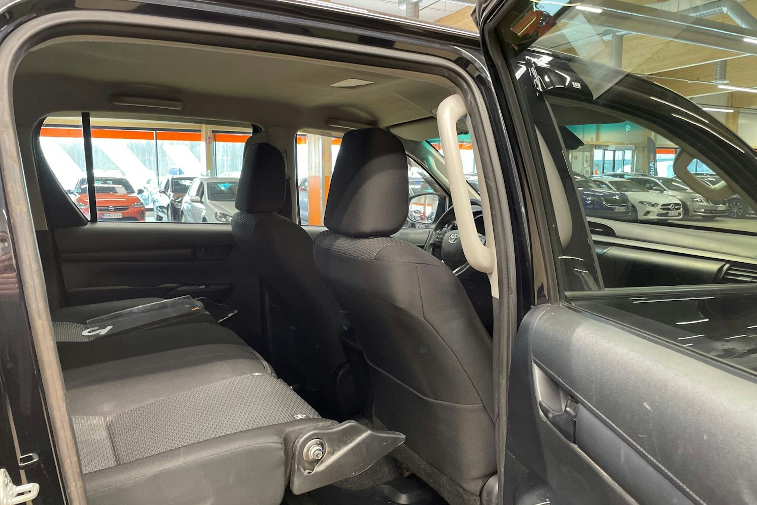 musta Toyota Hilux 2016 kuva 15.