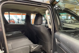 musta Toyota Hilux 2016 kuva 15.
