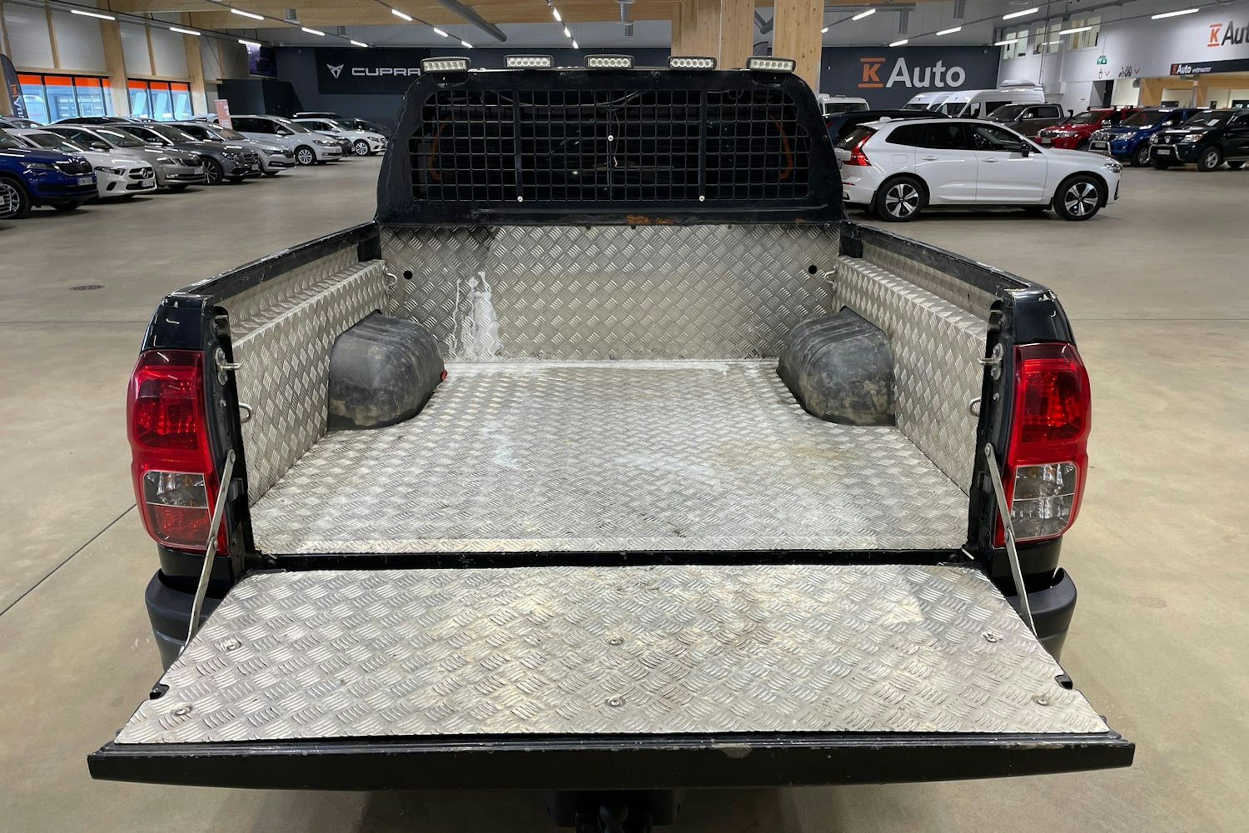 musta Toyota Hilux 2016 kuva 17.