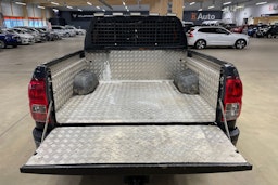 musta Toyota Hilux 2016 kuva 17.