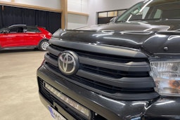 musta Toyota Hilux 2016 kuva 18.
