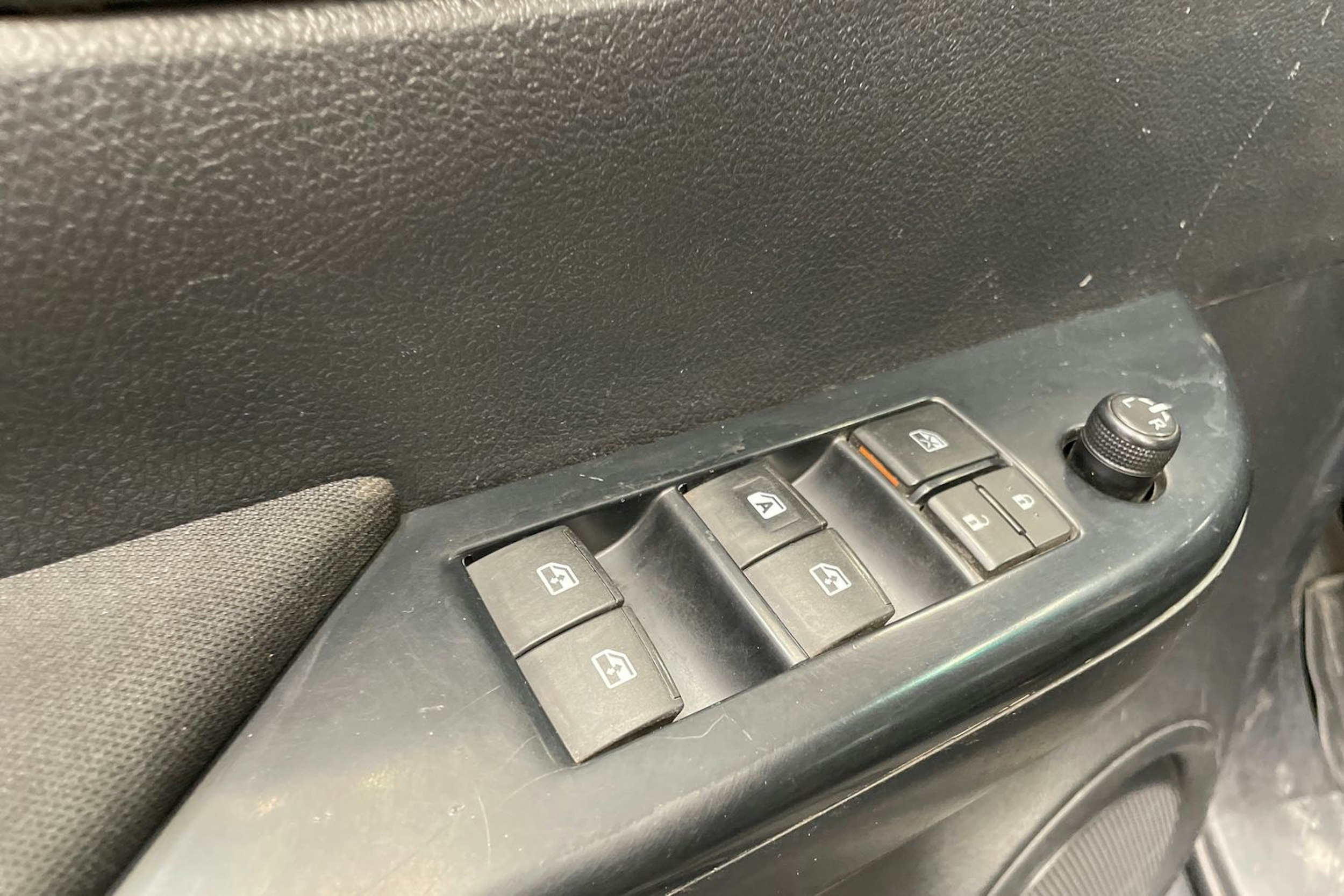 musta Toyota Hilux 2016 kuva 19.