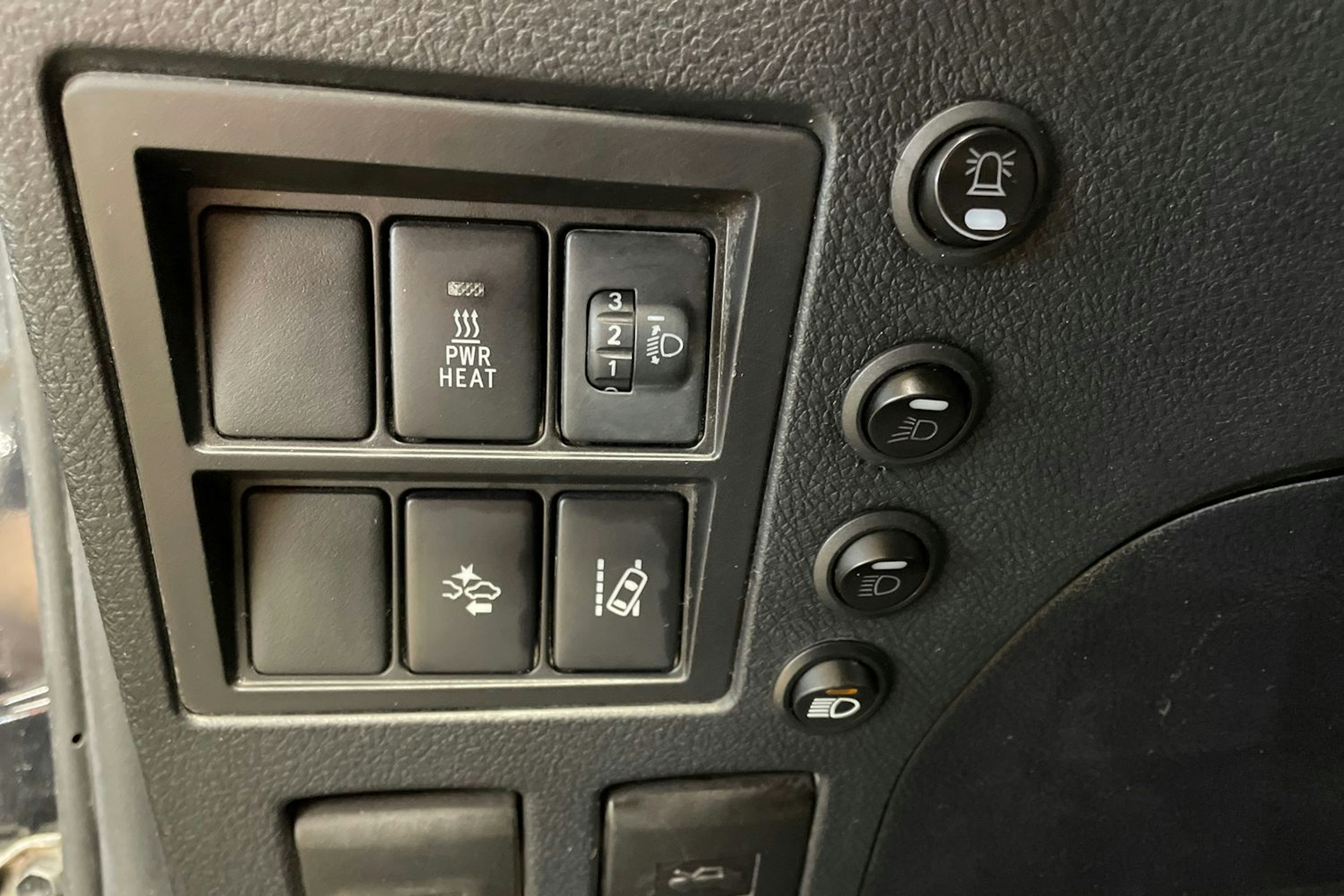 musta Toyota Hilux 2016 kuva 20.