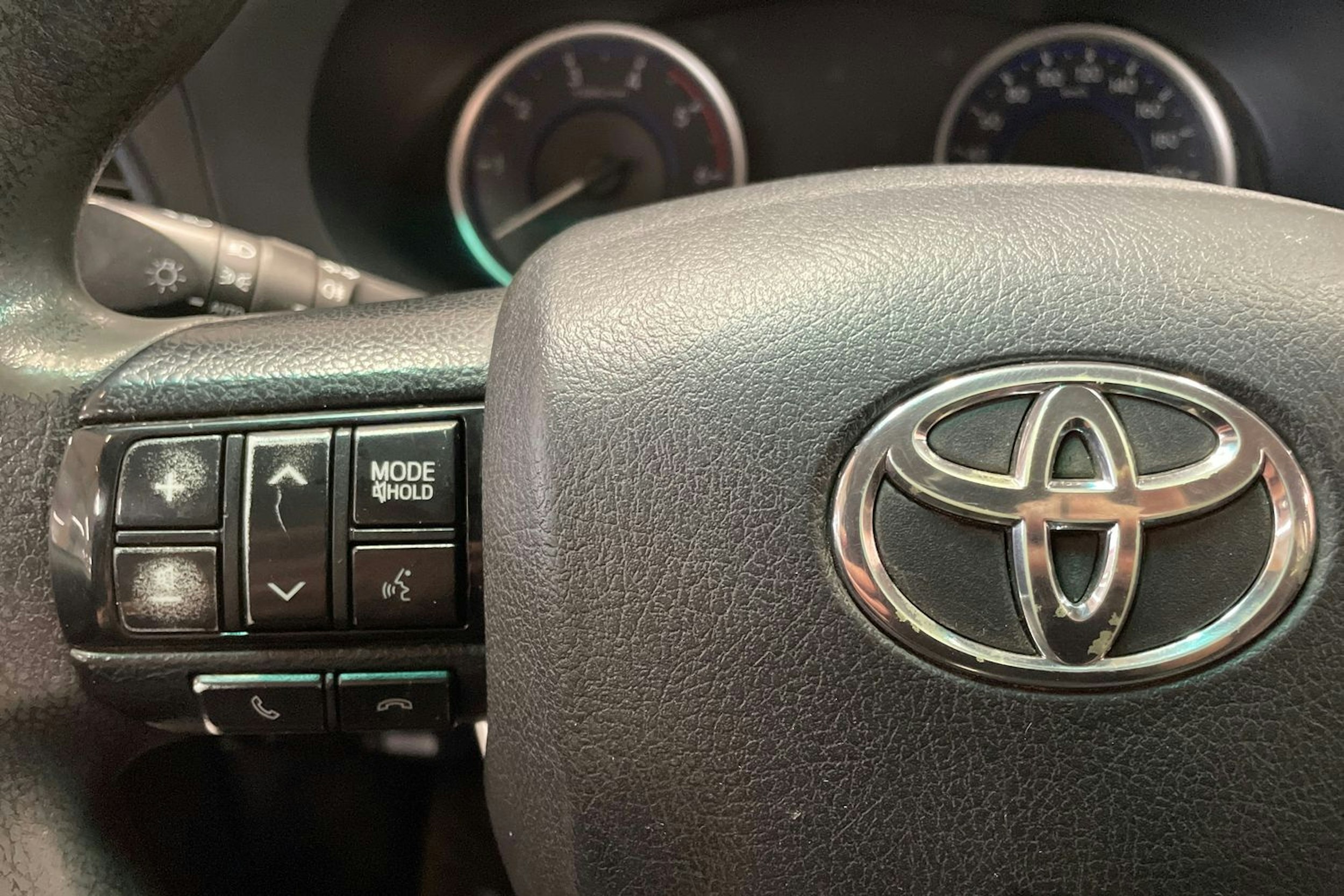 musta Toyota Hilux 2016 kuva 21.