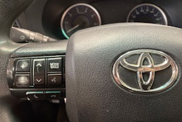musta Toyota Hilux 2016 kuva 21.