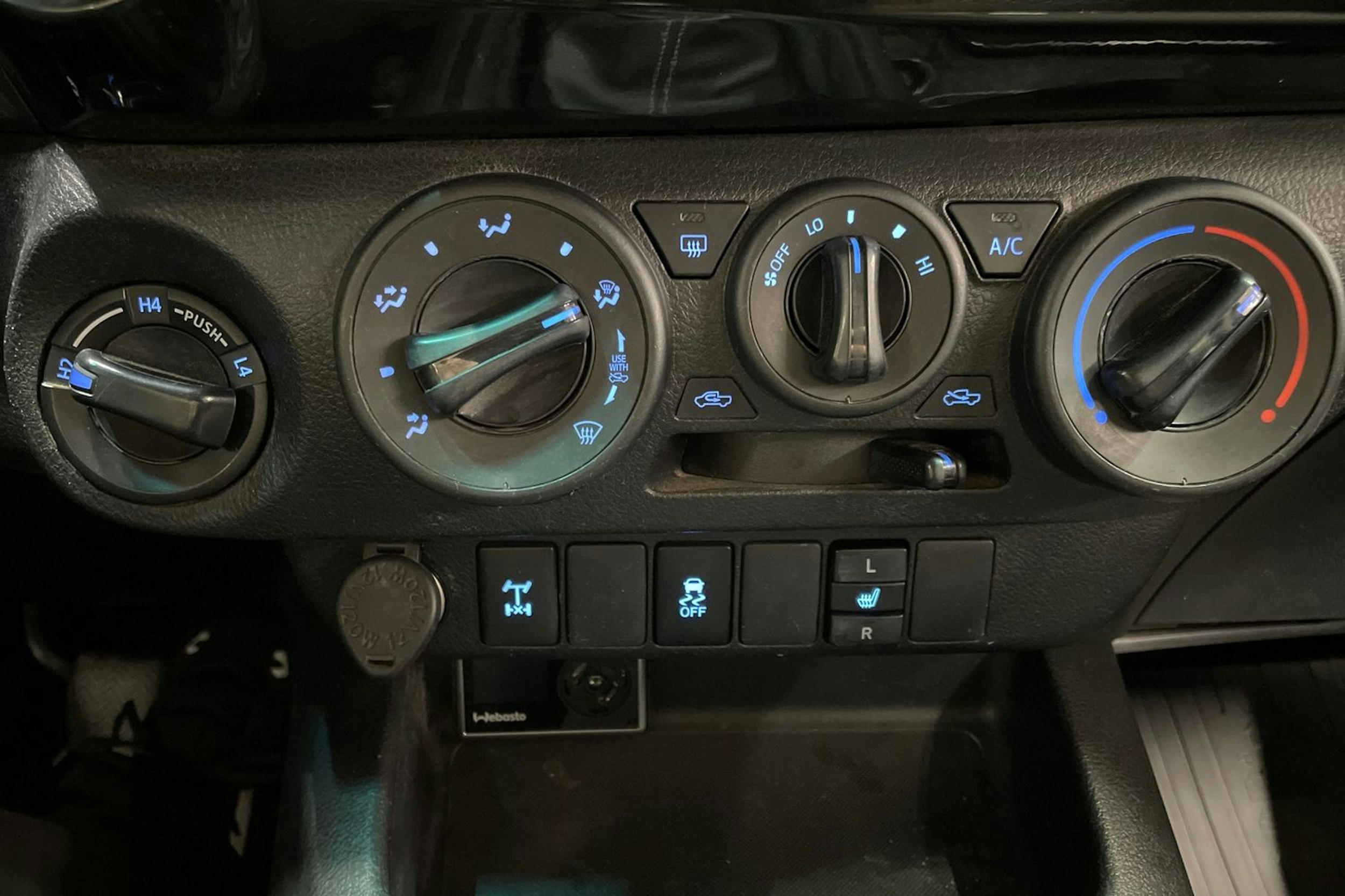 musta Toyota Hilux 2016 kuva 24.