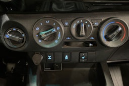 musta Toyota Hilux 2016 kuva 24.