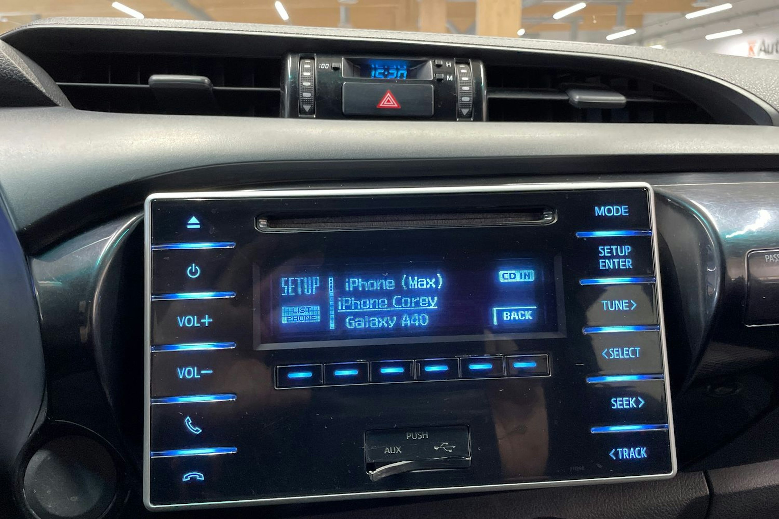 musta Toyota Hilux 2016 kuva 27.