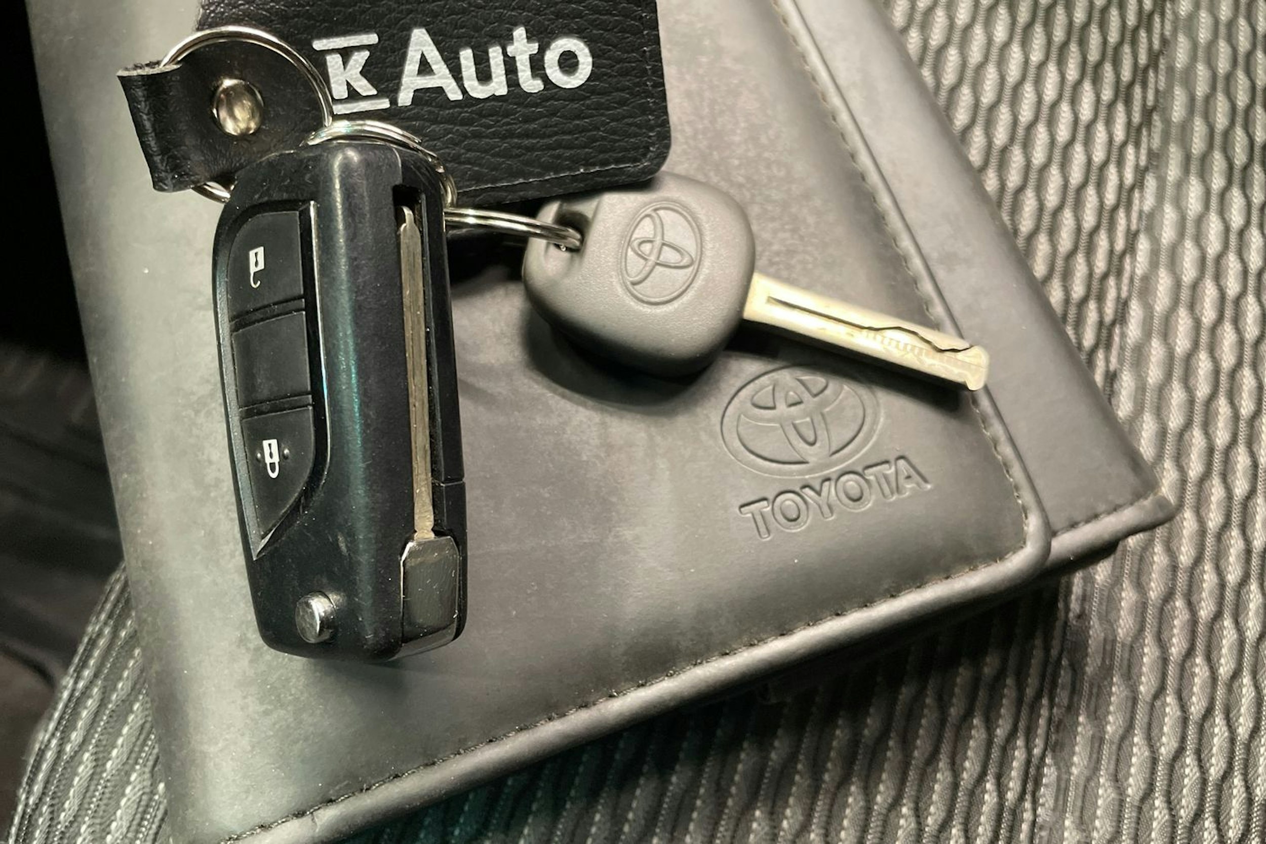 musta Toyota Hilux 2016 kuva 28.