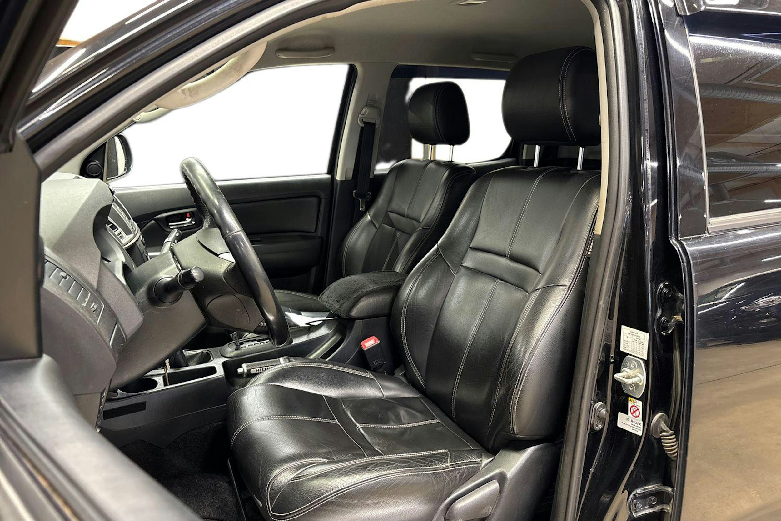 met. musta Toyota Hilux 2016 kuva 8.