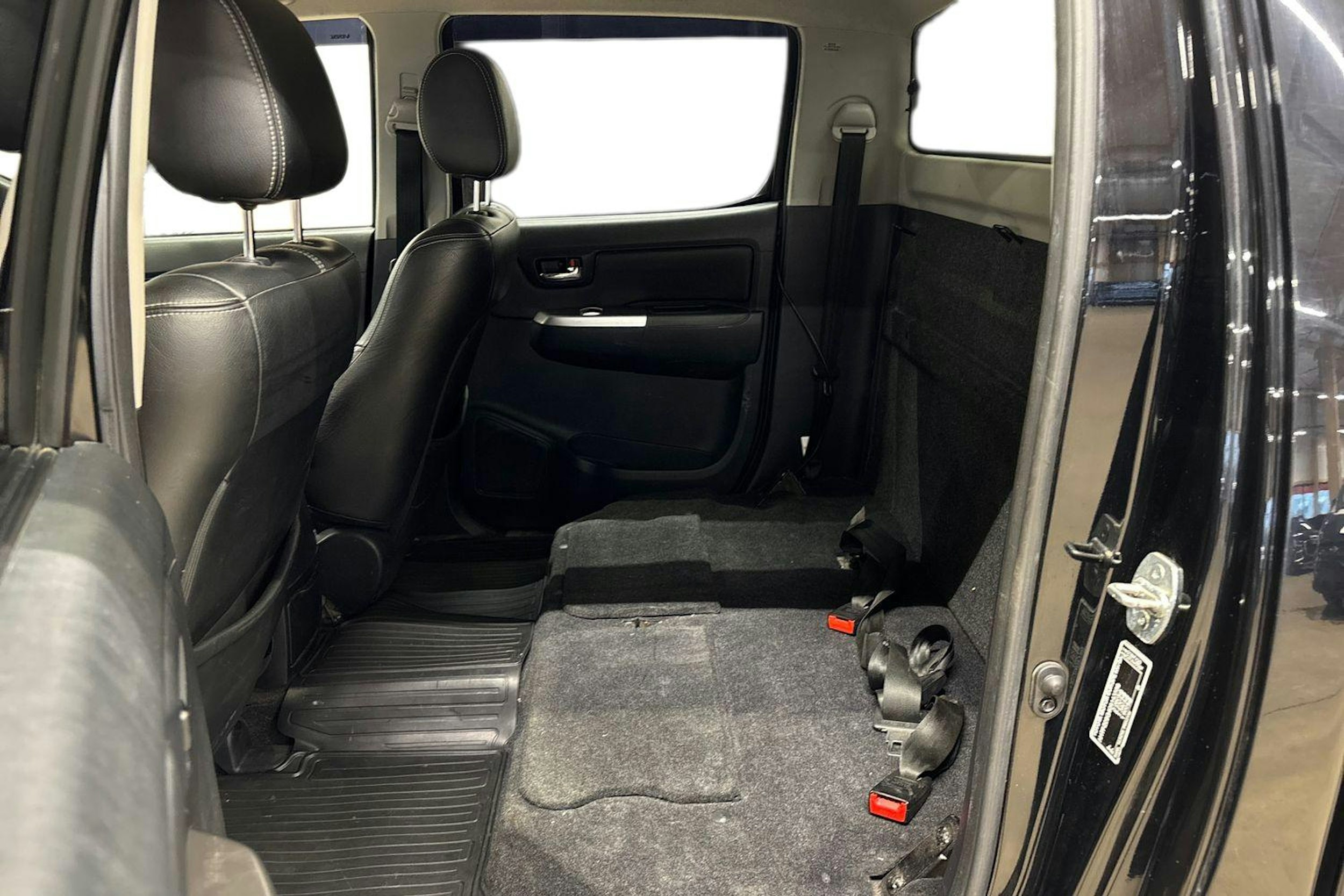 met. musta Toyota Hilux 2016 kuva 11.