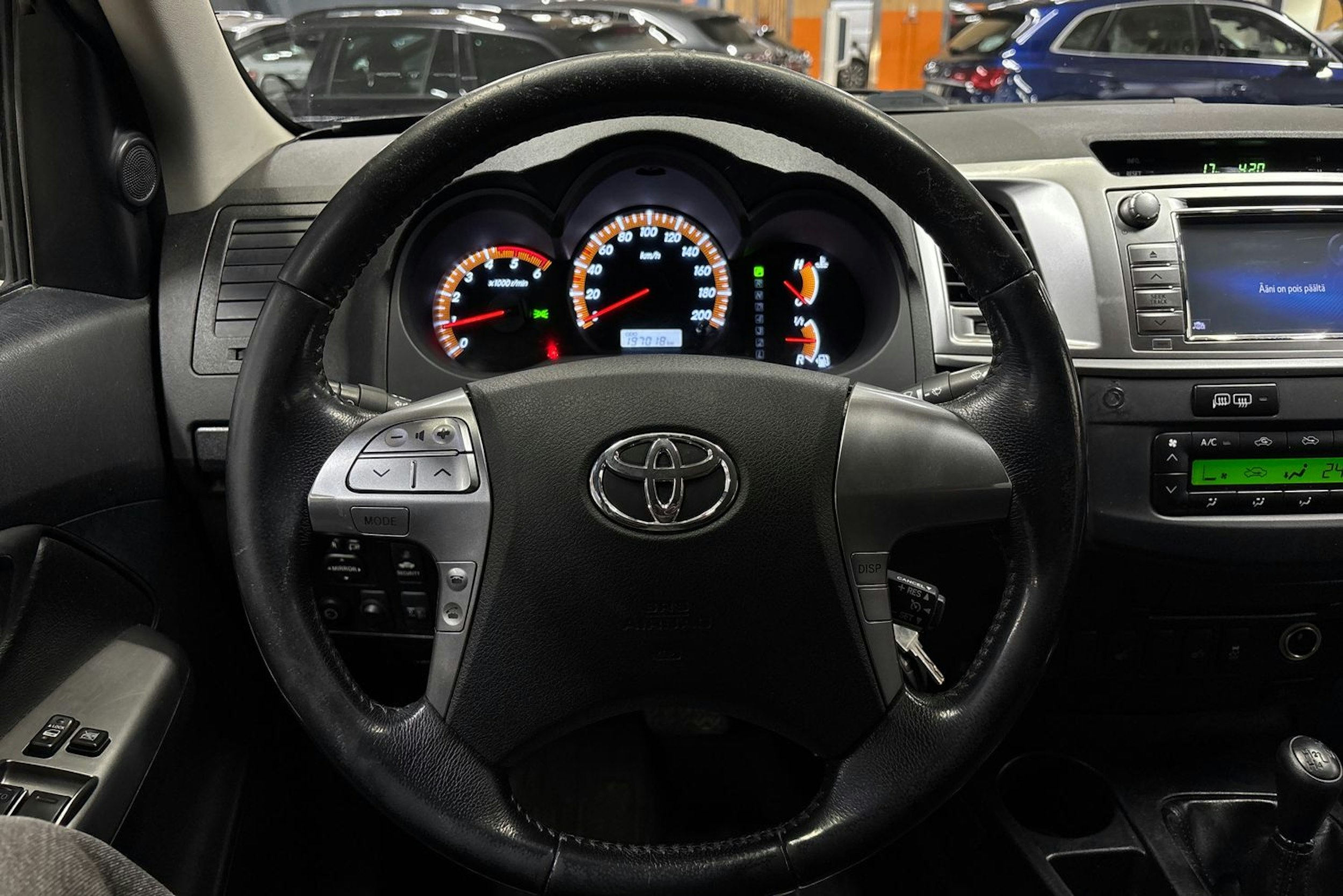 met. musta Toyota Hilux 2016 kuva 16.