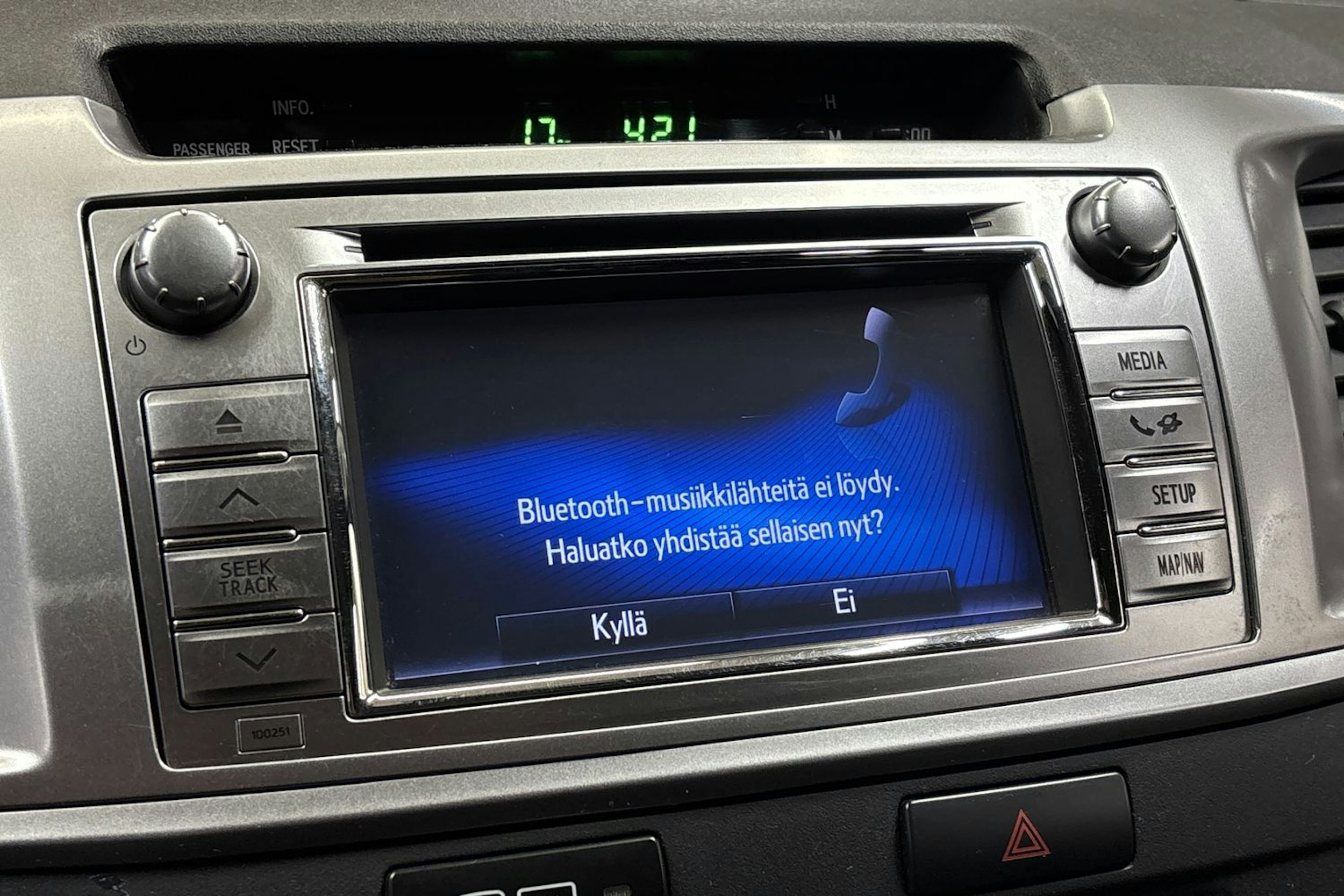 met. musta Toyota Hilux 2016 kuva 18.