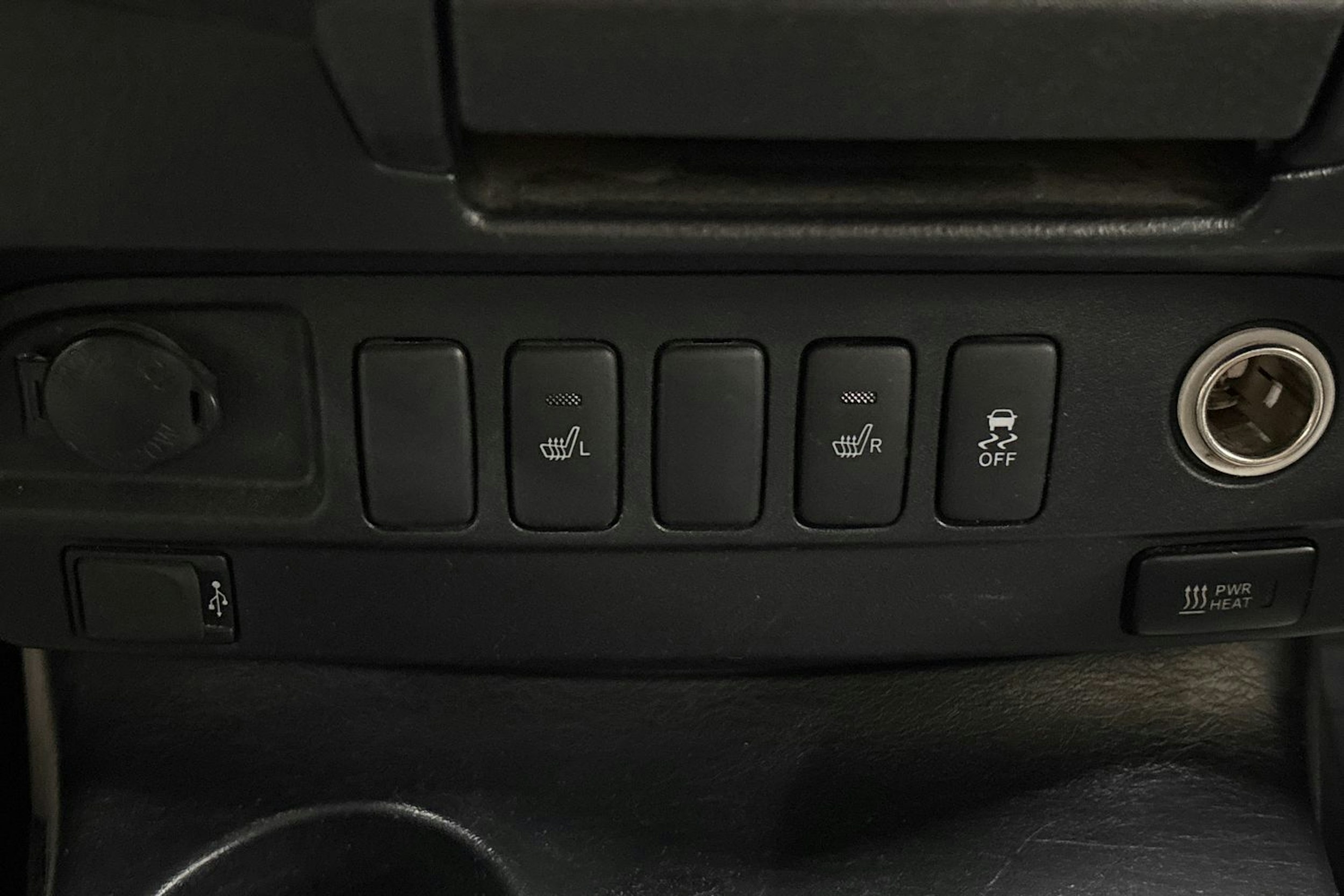 met. musta Toyota Hilux 2016 kuva 23.