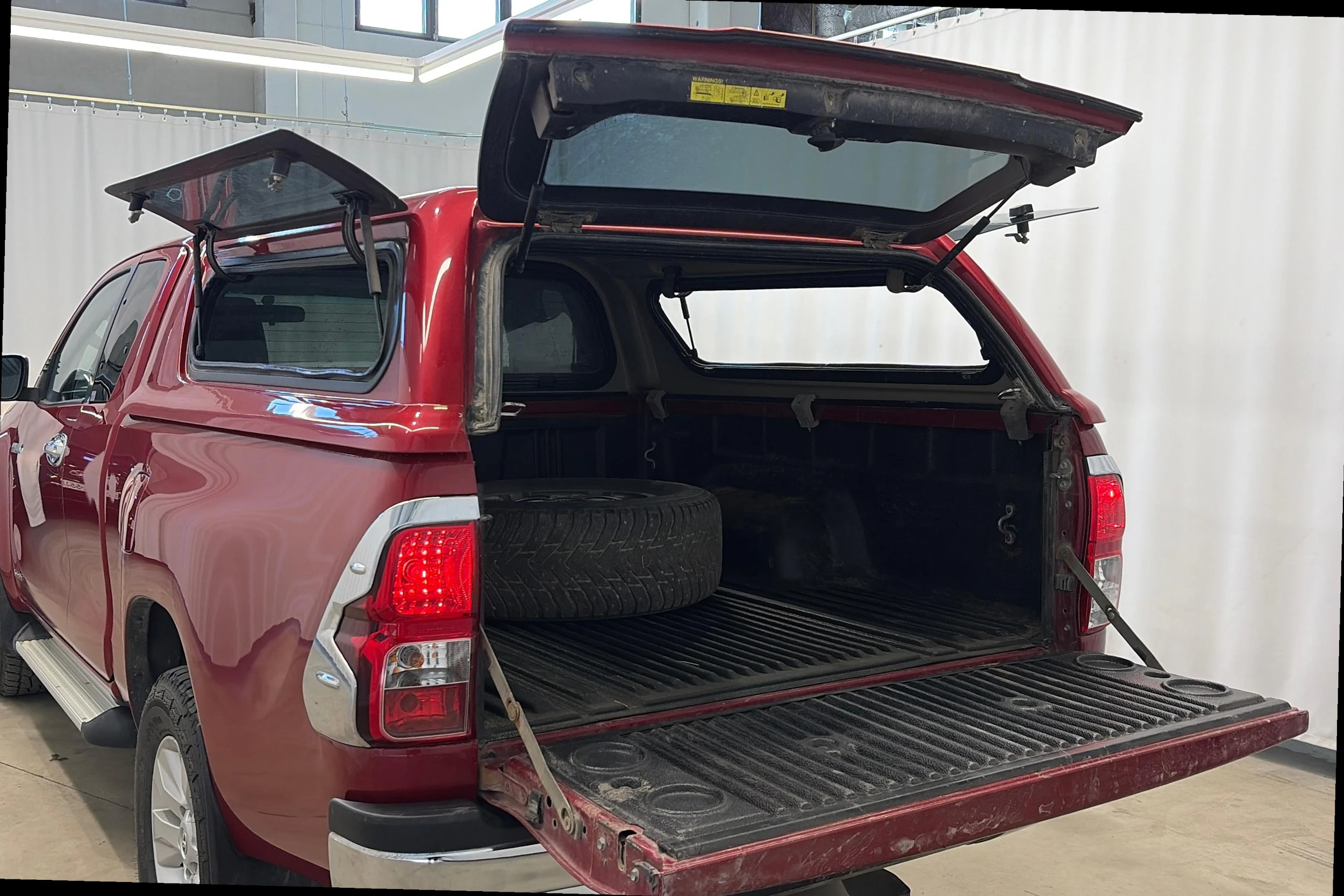 punainen Toyota Hilux 2016 kuva 7.