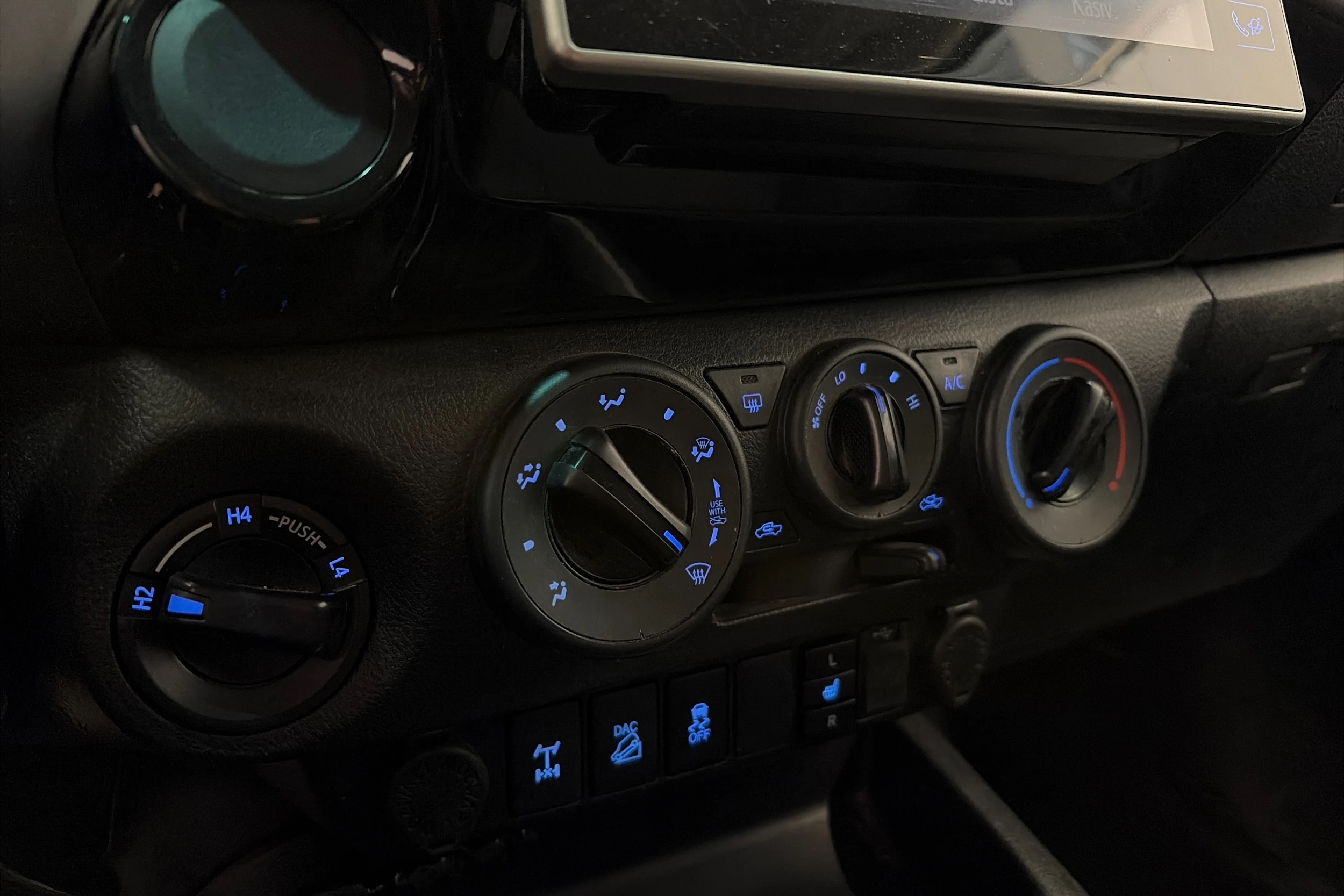 punainen Toyota Hilux 2016 kuva 10.