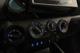 punainen Toyota Hilux 2016 kuva 10.