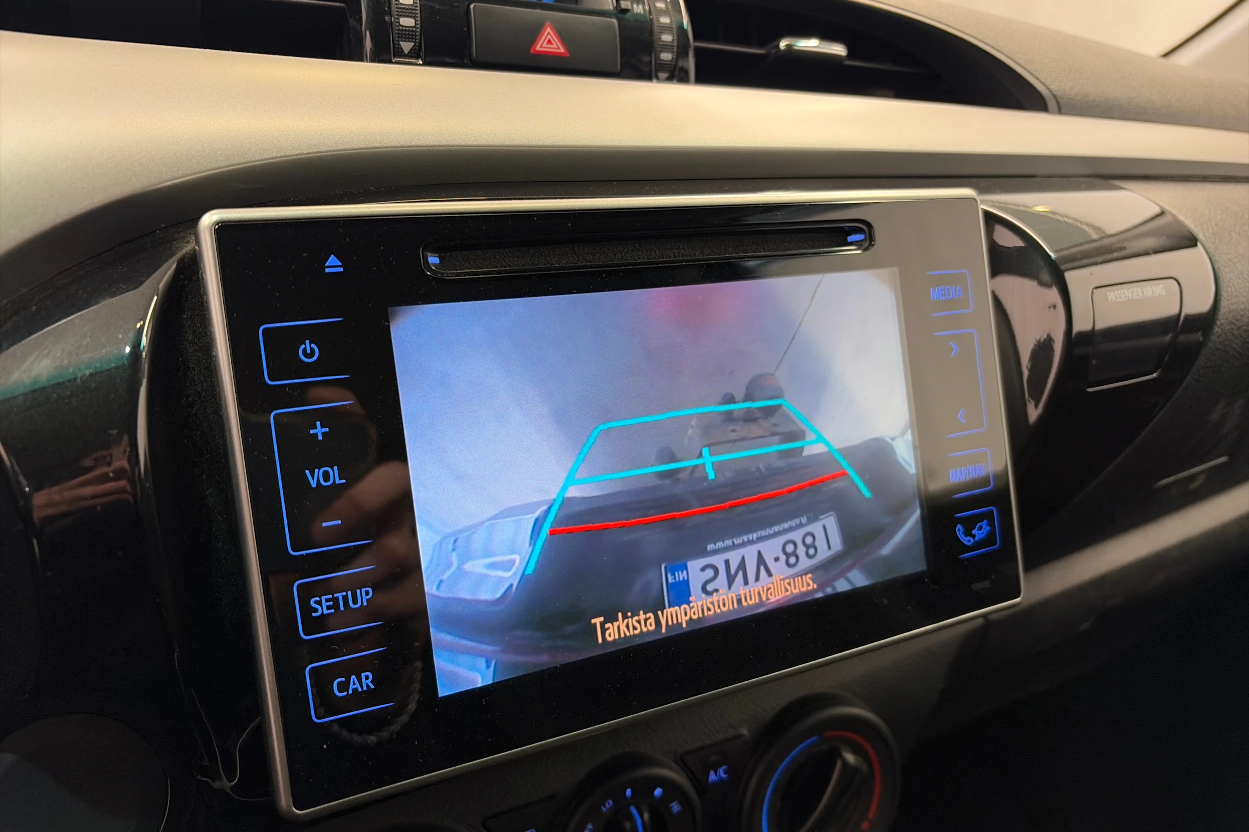 punainen Toyota Hilux 2016 kuva 11.