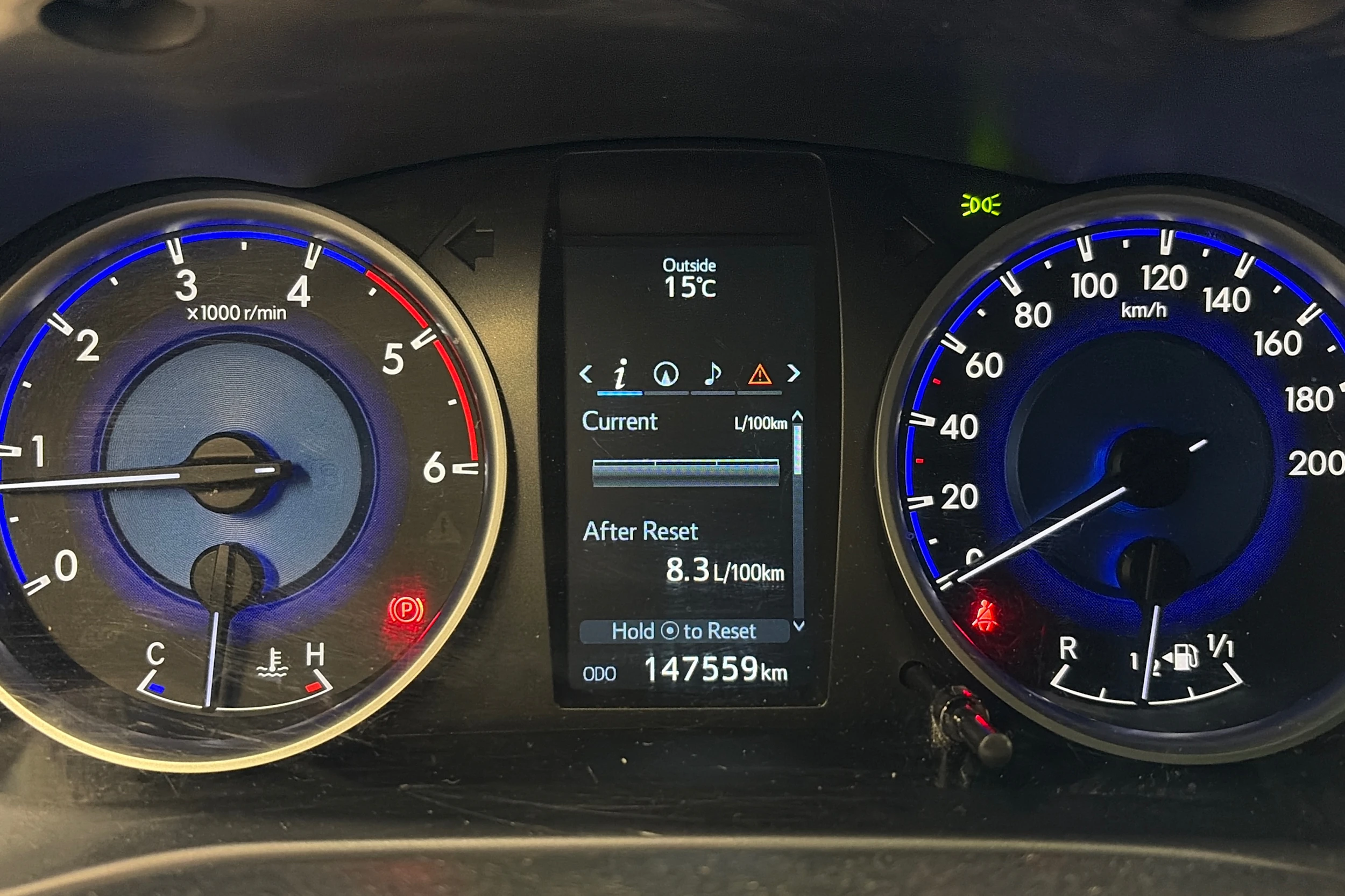punainen Toyota Hilux 2016 kuva 12.