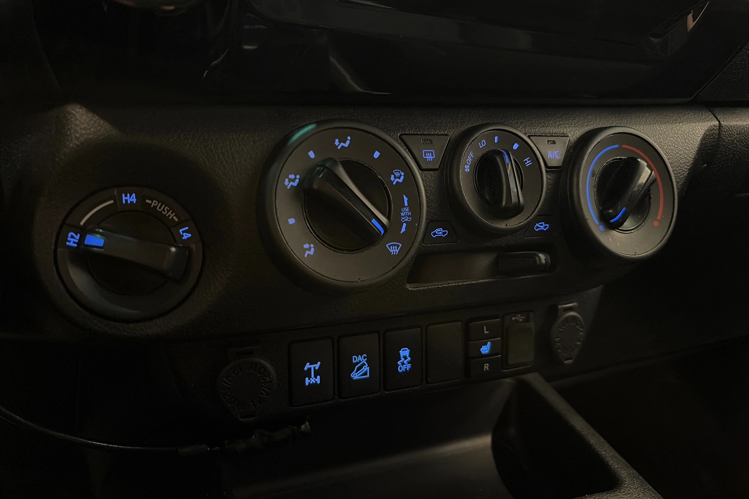 punainen Toyota Hilux 2016 kuva 21.