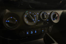 punainen Toyota Hilux 2016 kuva 21.