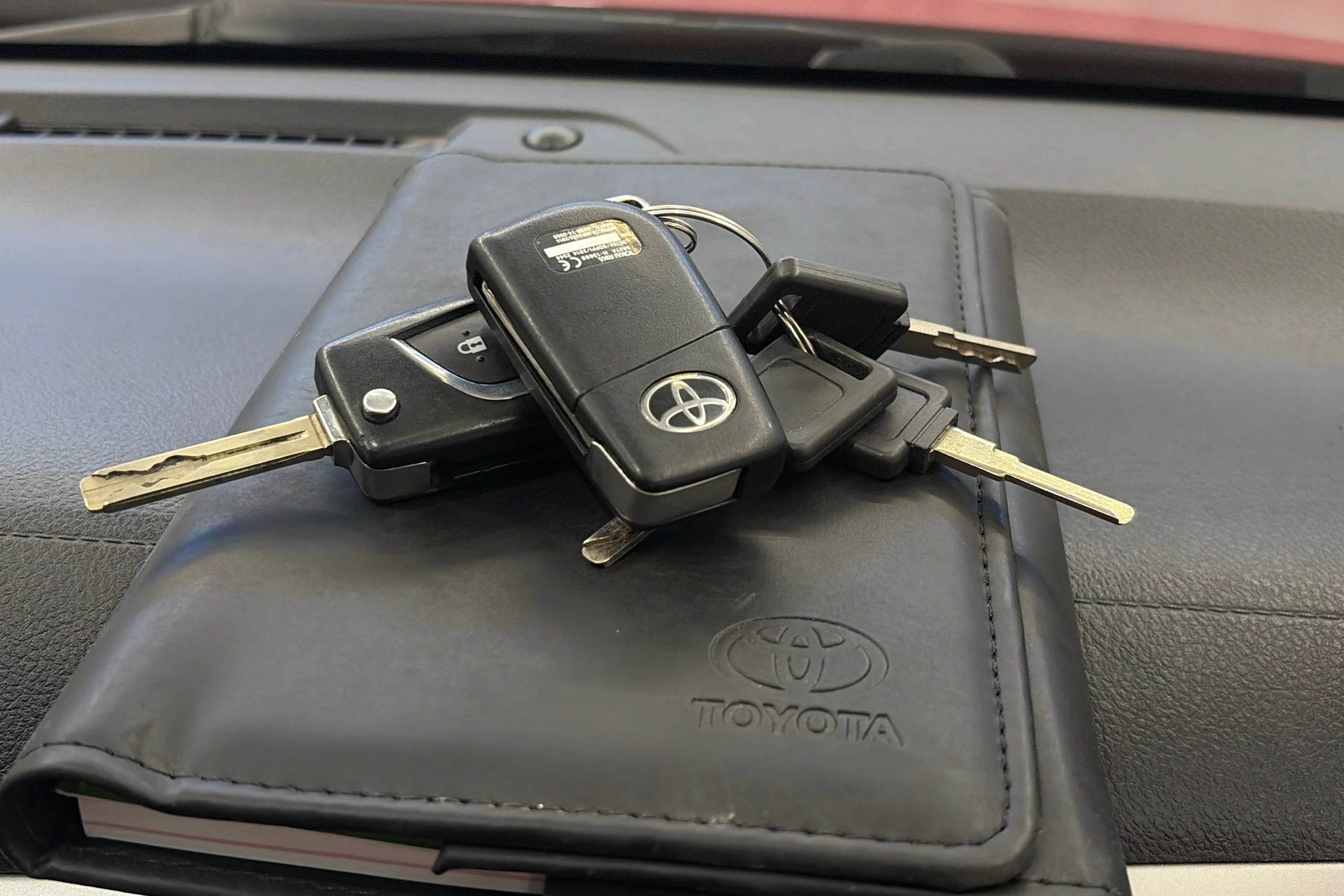 punainen Toyota Hilux 2016 kuva 27.