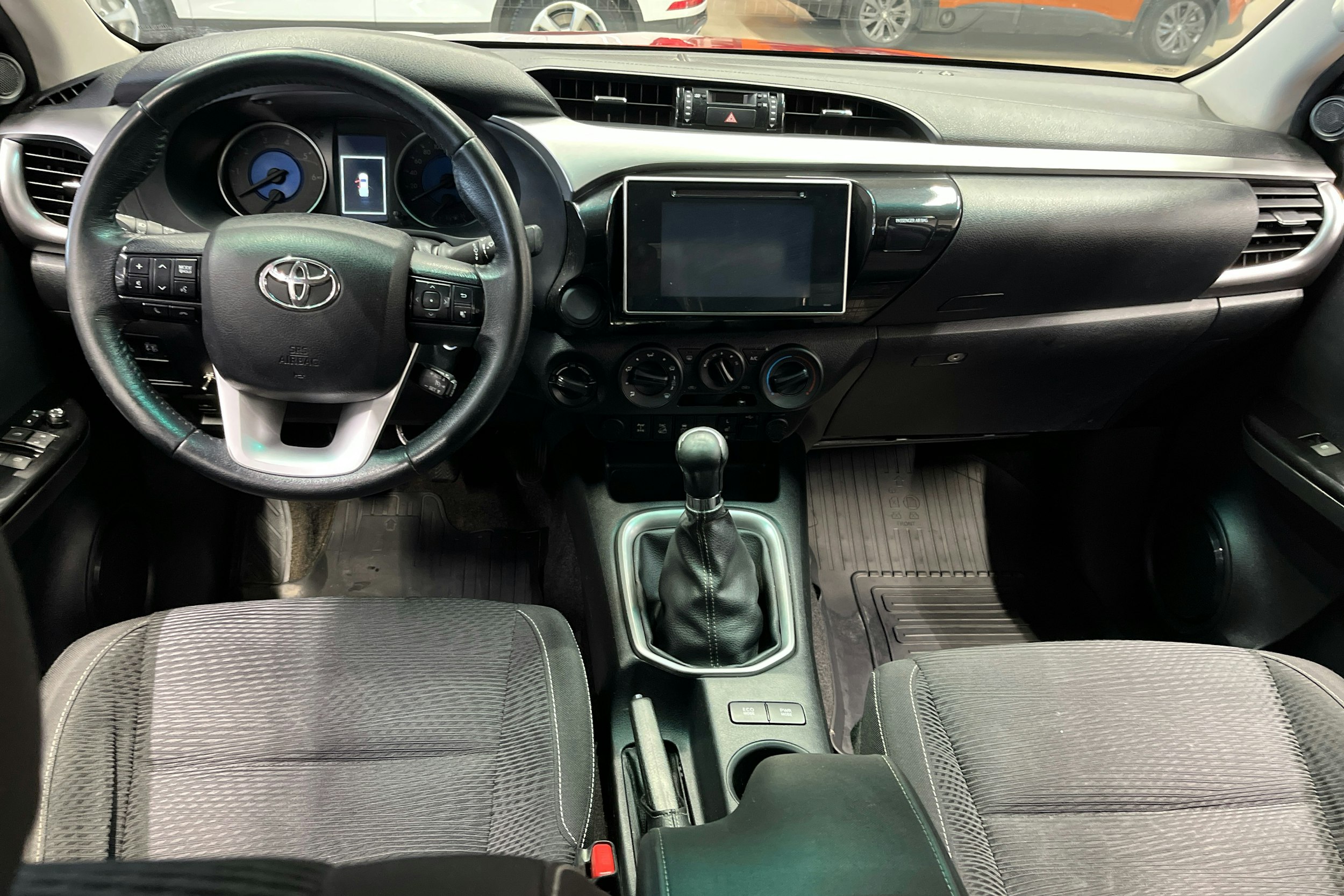 punainen Toyota Hilux 2016 kuva 7.