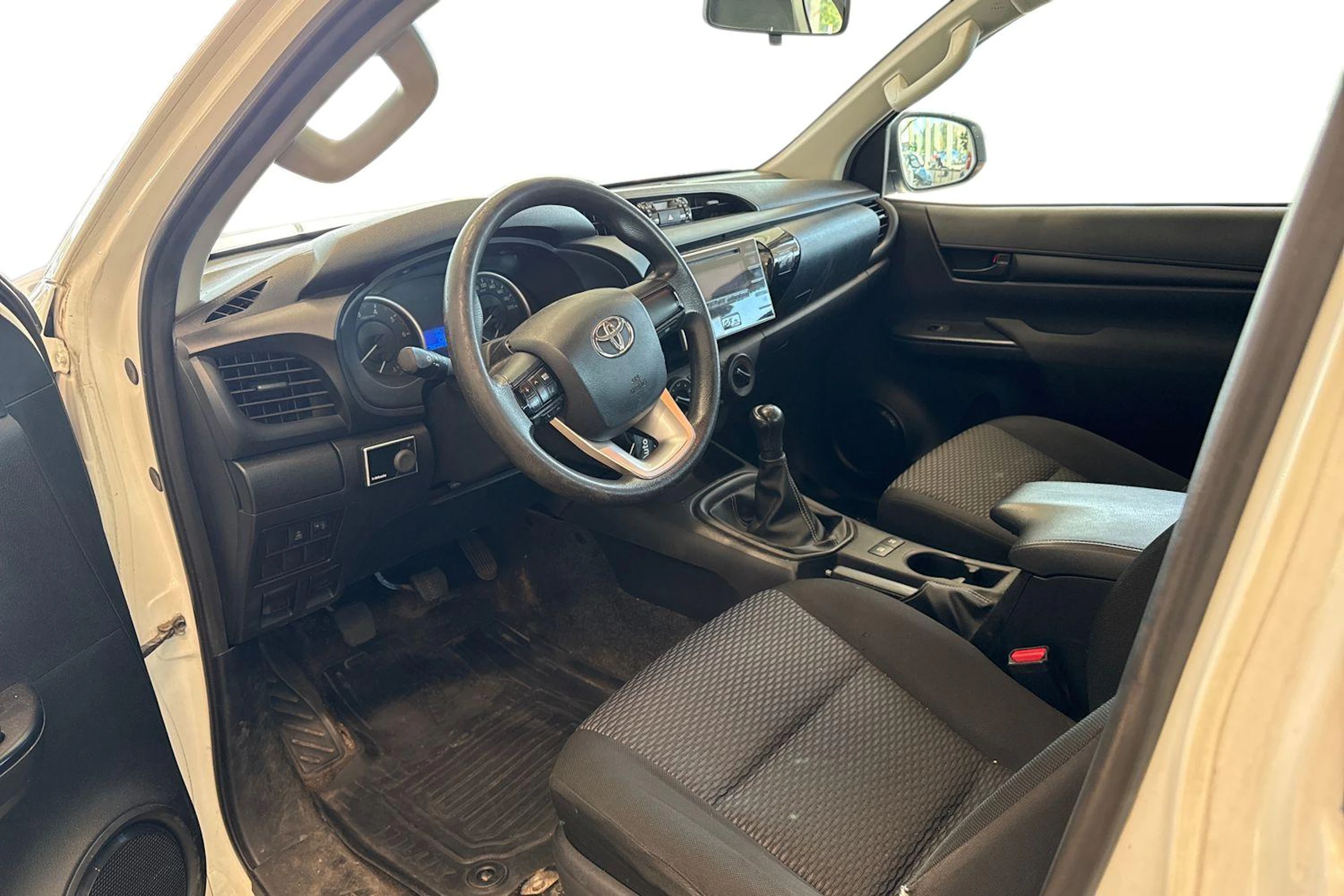 valkoinen Toyota Hilux 2016 kuva 3.