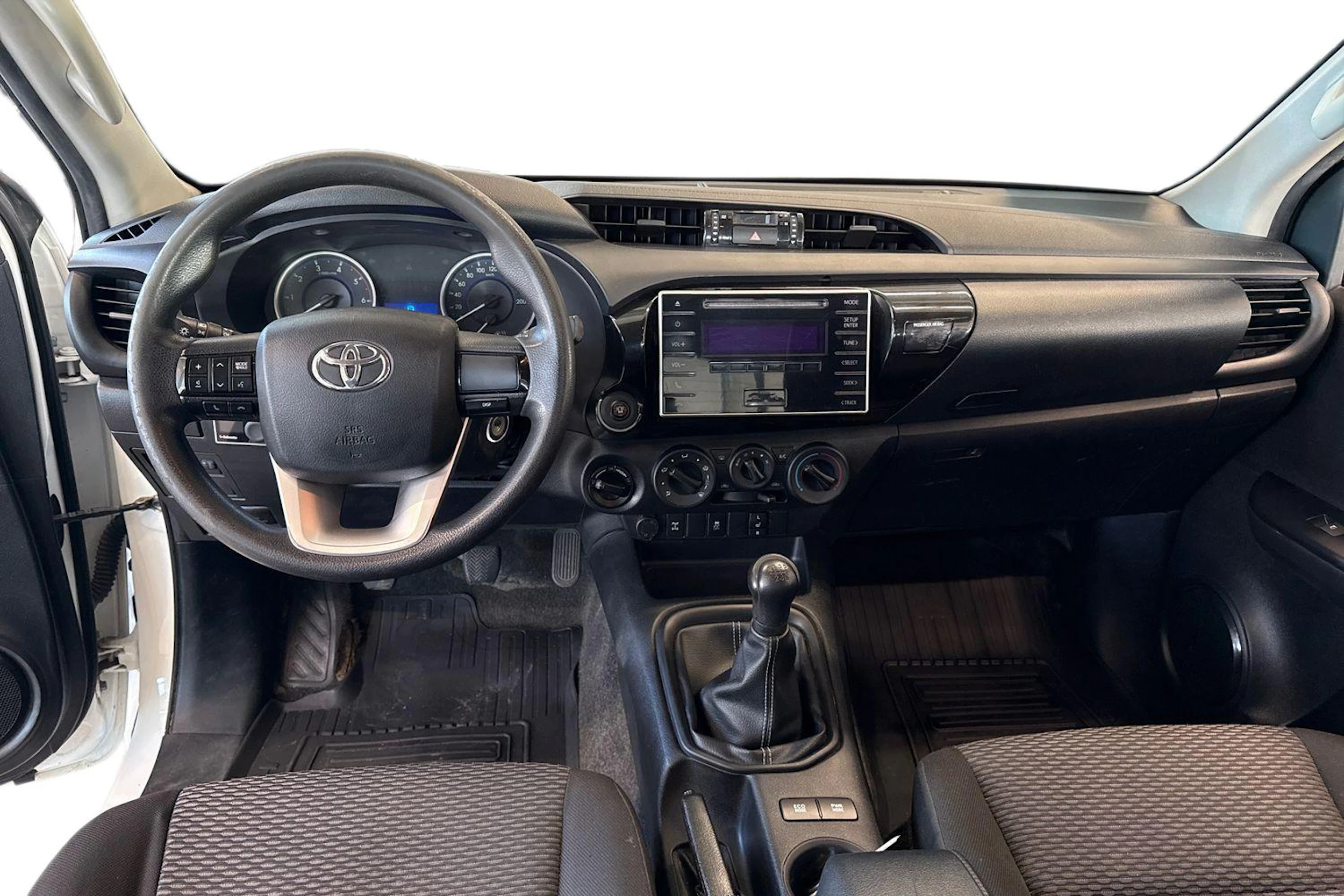 valkoinen Toyota Hilux 2016 kuva 9.