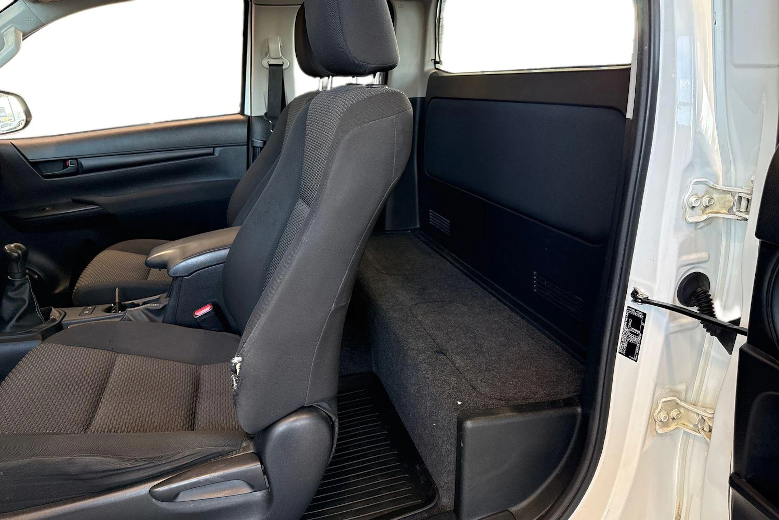 valkoinen Toyota Hilux 2016 kuva 11.
