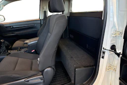 valkoinen Toyota Hilux 2016 kuva 11.
