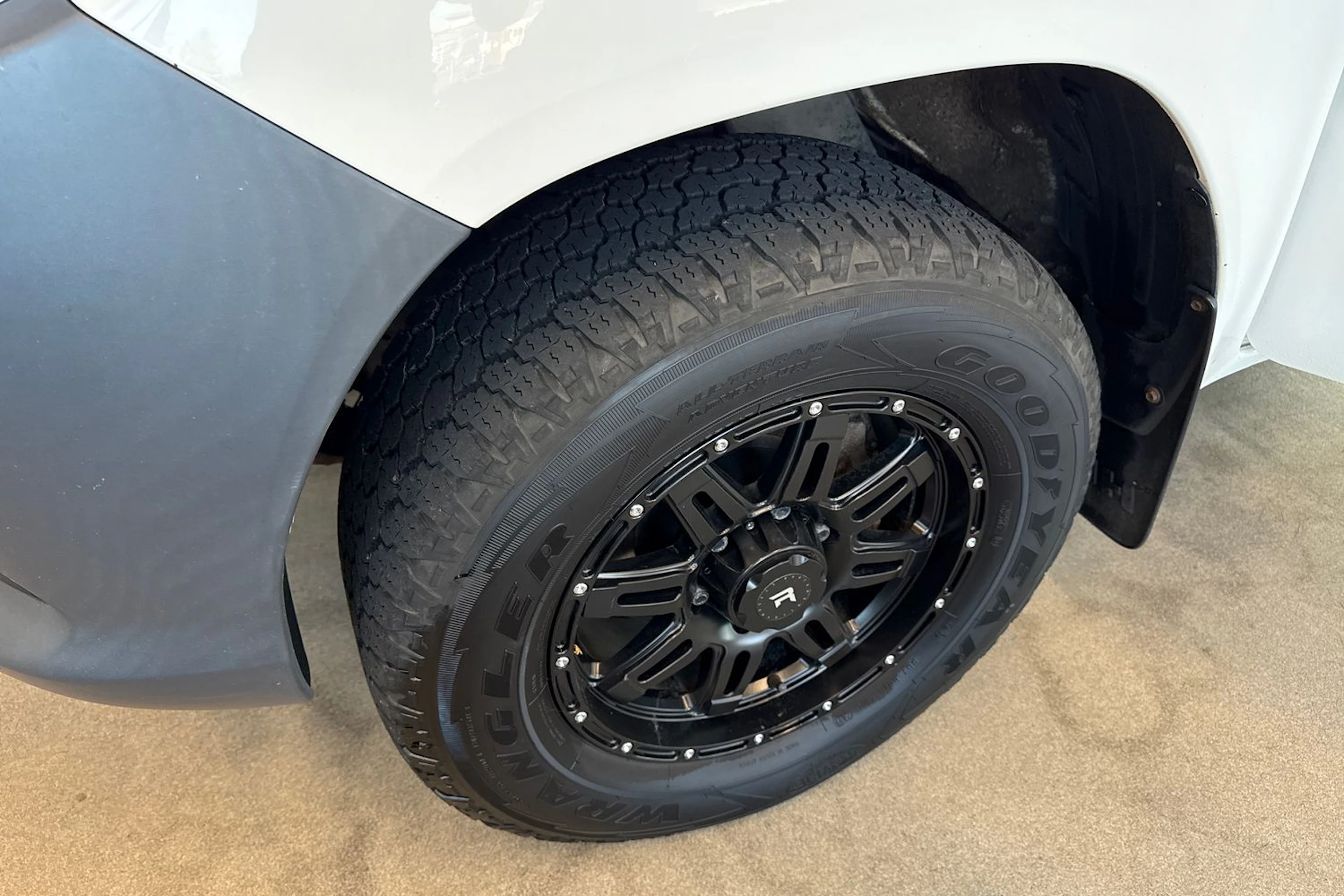 valkoinen Toyota Hilux 2016 kuva 13.