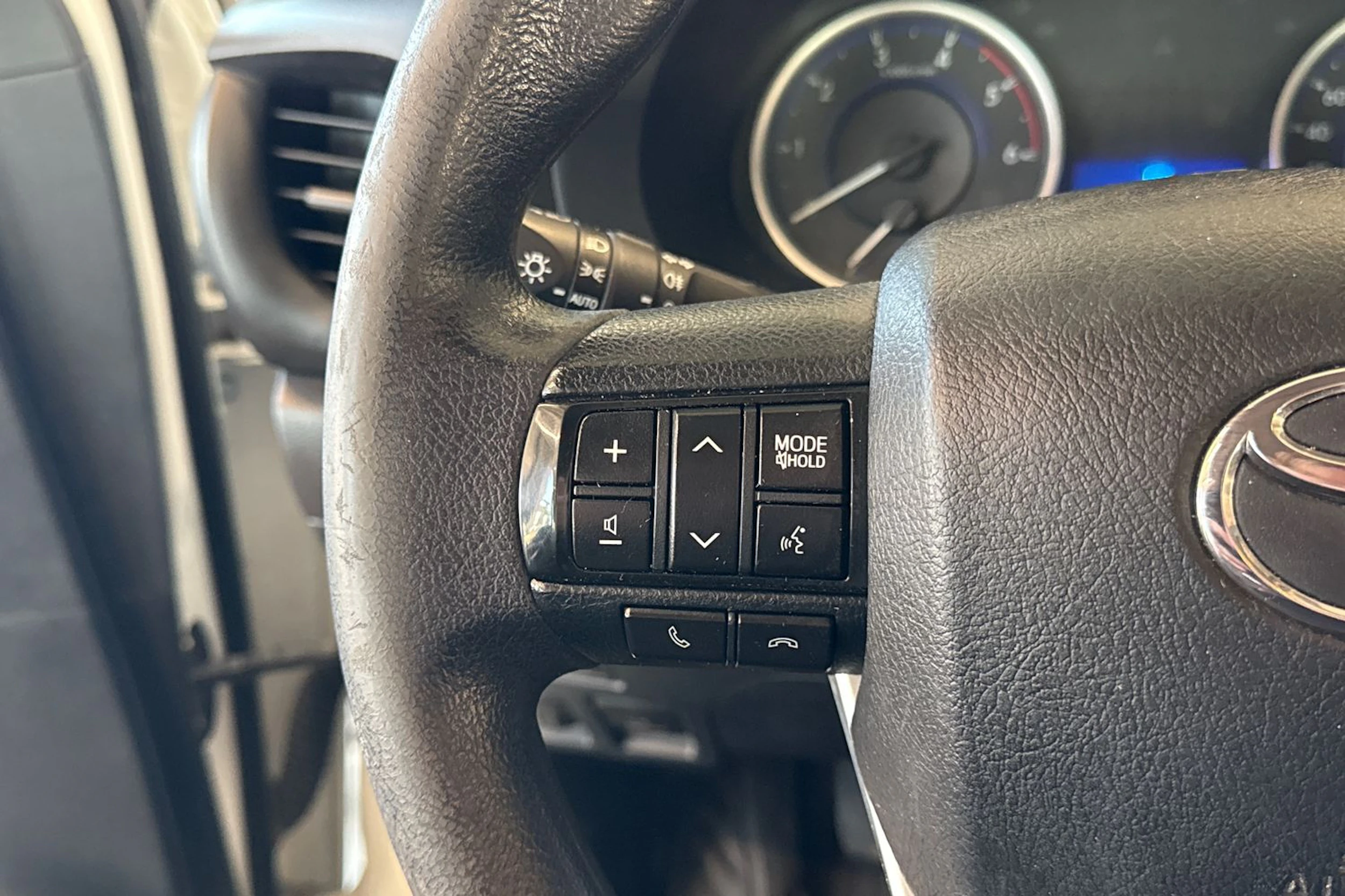 valkoinen Toyota Hilux 2016 kuva 18.