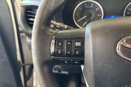 valkoinen Toyota Hilux 2016 kuva 18.
