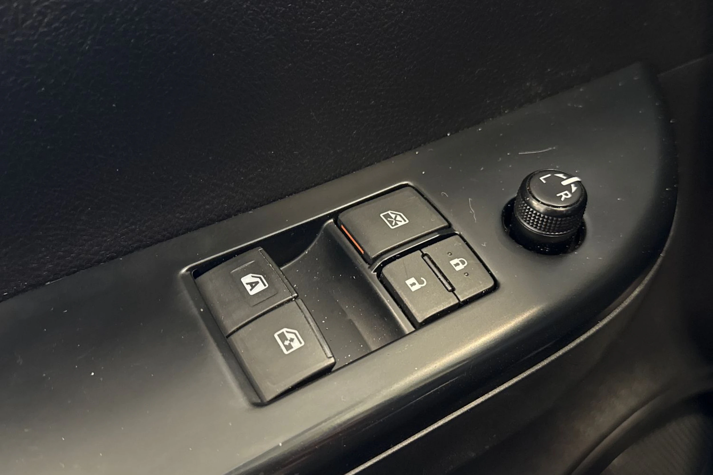 valkoinen Toyota Hilux 2016 kuva 23.