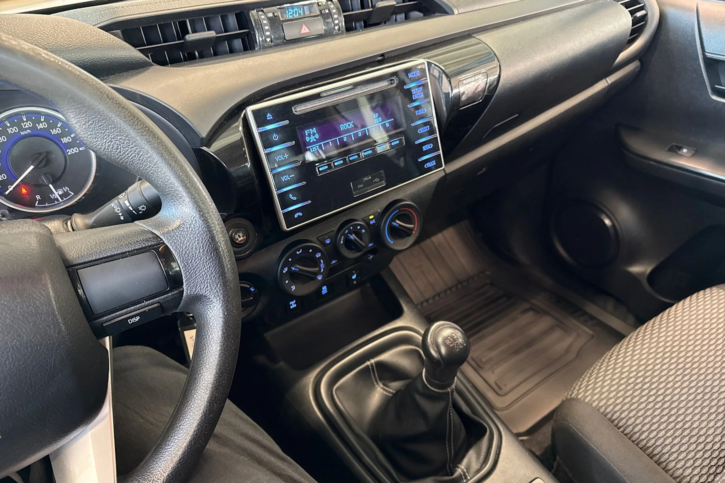 valkoinen Toyota Hilux 2016 kuva 24.