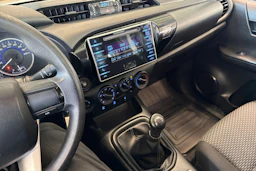 valkoinen Toyota Hilux 2016 kuva 24.