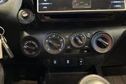 valkoinen Toyota Hilux 2016 kuva 27.