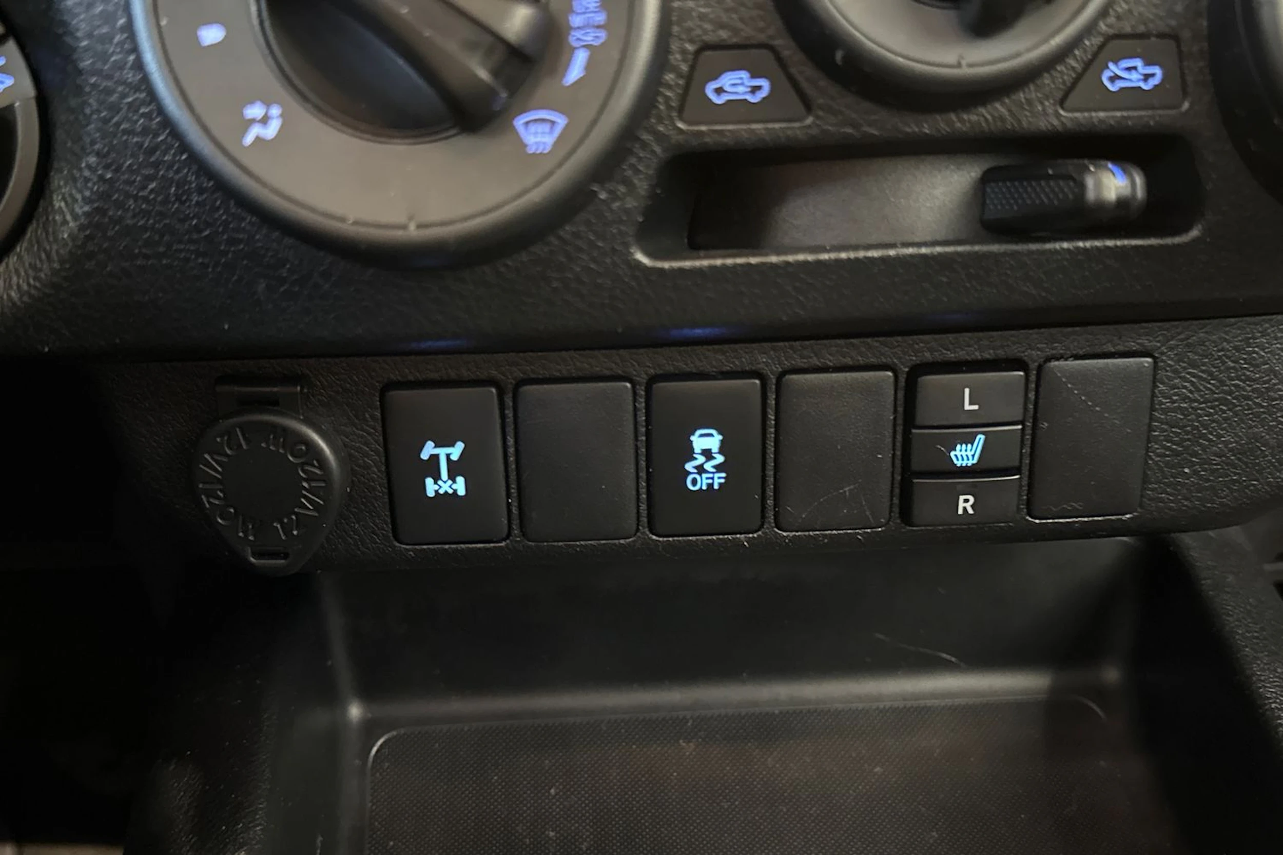 valkoinen Toyota Hilux 2016 kuva 28.