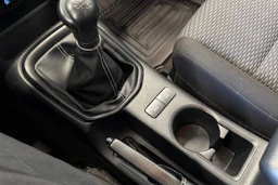valkoinen Toyota Hilux 2016 kuva 29.