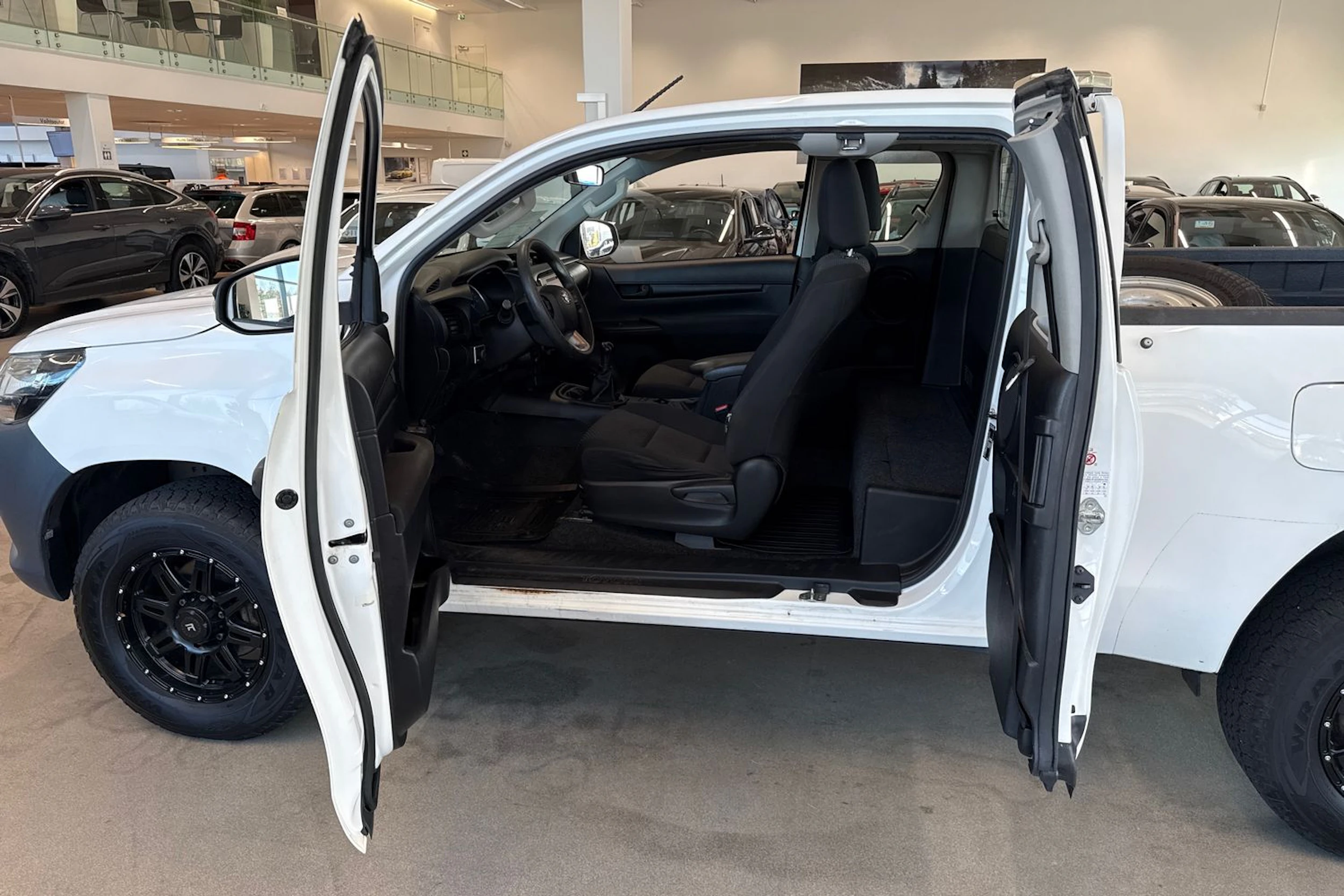valkoinen Toyota Hilux 2016 kuva 31.