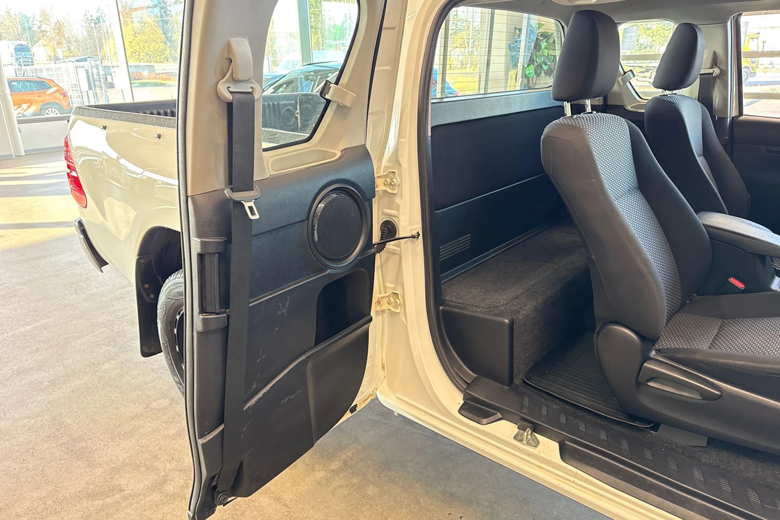 valkoinen Toyota Hilux 2016 kuva 32.