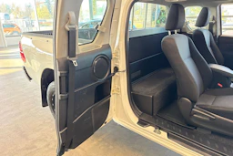 valkoinen Toyota Hilux 2016 kuva 32.