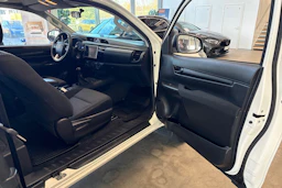 valkoinen Toyota Hilux 2016 kuva 33.