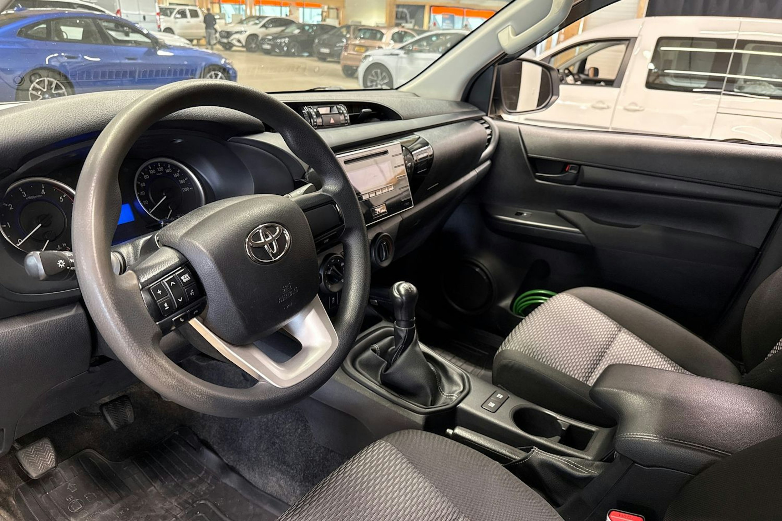 valkoinen Toyota Hilux 2017 kuva 9.